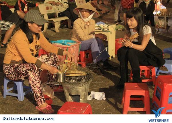 Bánh Tráng Nướng Trứng Nóng Hổi Giữa Đêm Đông Đà Lạt