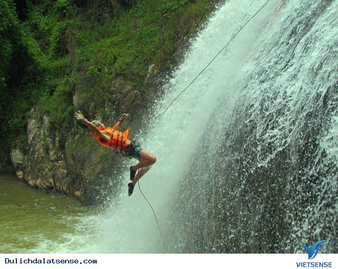 Đu dây vượt thác Datanla