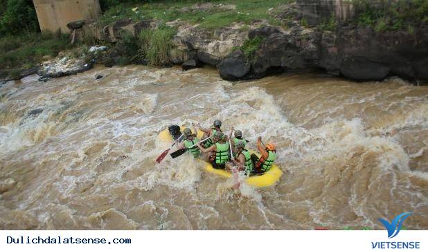 Chèo xuồng hơi trên sông