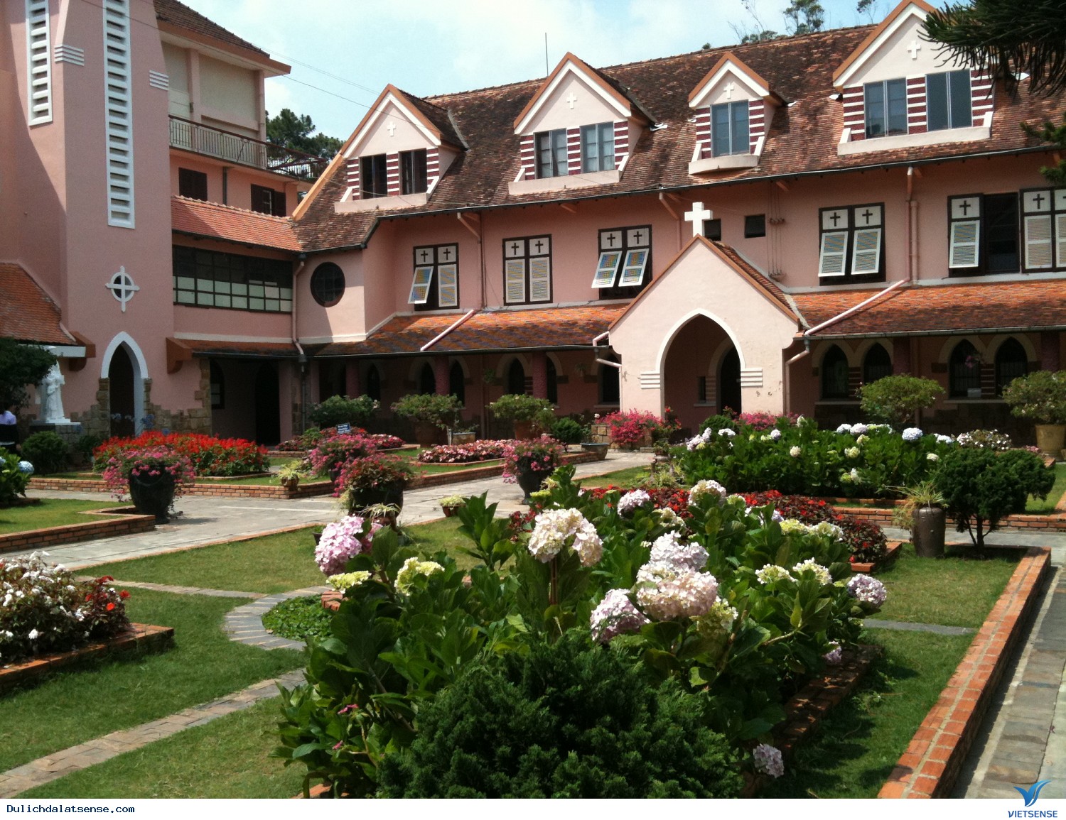 Lãnh địa Đức Bà Đà Lạt - Ảnh 3 Lãnh địa Đức Bà Đà Lạt - Ảnh 3