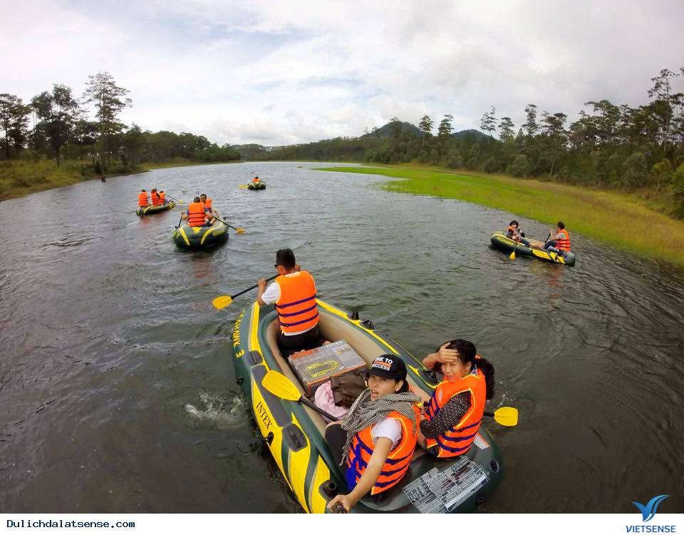 Chèo thuyền ngắm lá phong hồ Tuyền Lâm Đà Lạt Chèo thuyền ngắm lá phong hồ Tuyền Lâm Đà Lạt