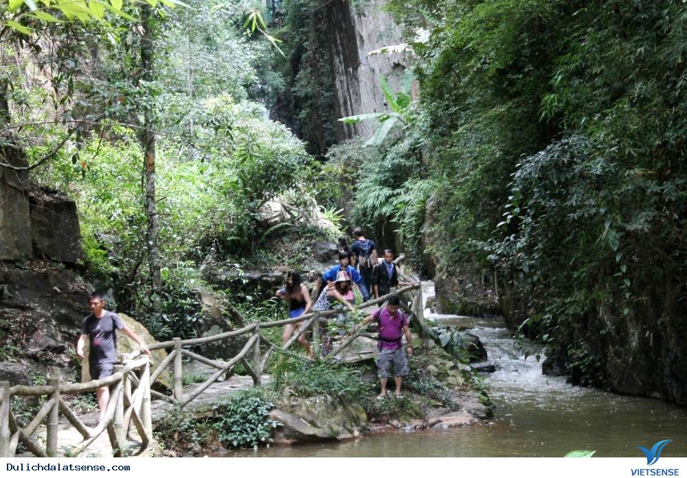 Vượt cầu thang bộ hàng trăm mét để tham quan Vượt cầu thang bộ hàng trăm mét để tham quan