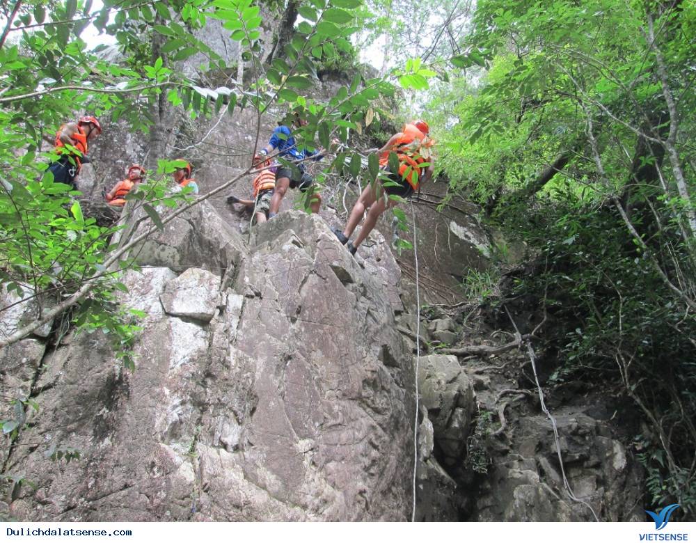 Đu dây qua các vách núi để chinh phục vực Tử Thần Đu dây qua các vách núi để chinh phục vực Tử Thần